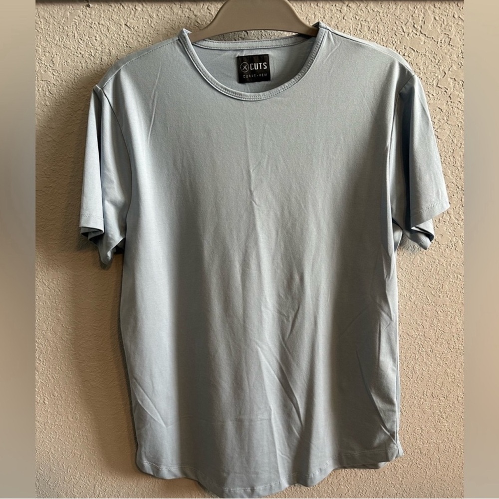 Like new Cuts Clothing curve t-shirt. Worn twice and in like new condition.